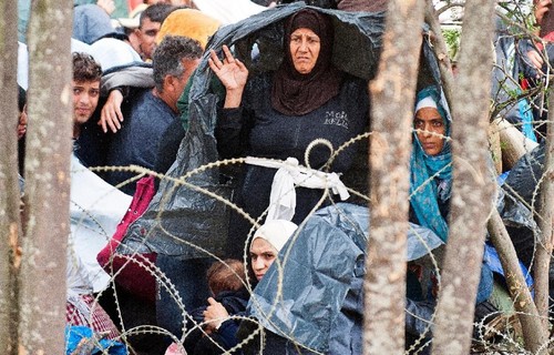 Hundreds of refugees cross Macedonia’s border - ảnh 1
